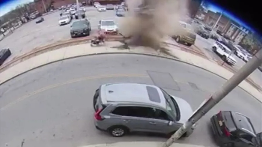 Un impactante incidente ocurrió en Poughkeepsie, en Nueva York (EEUU), cuando una mujer y dos niños escaparon por segundos de una explosión en una alcantarilla.  