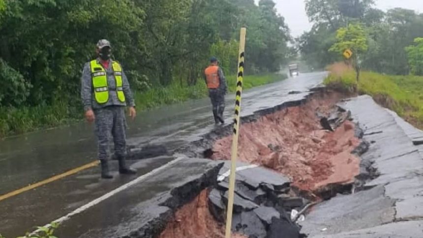 EN VIDEOS: Intensas lluvias derrumbaron carreteras de Barinas y Mérida, así está la vialidad