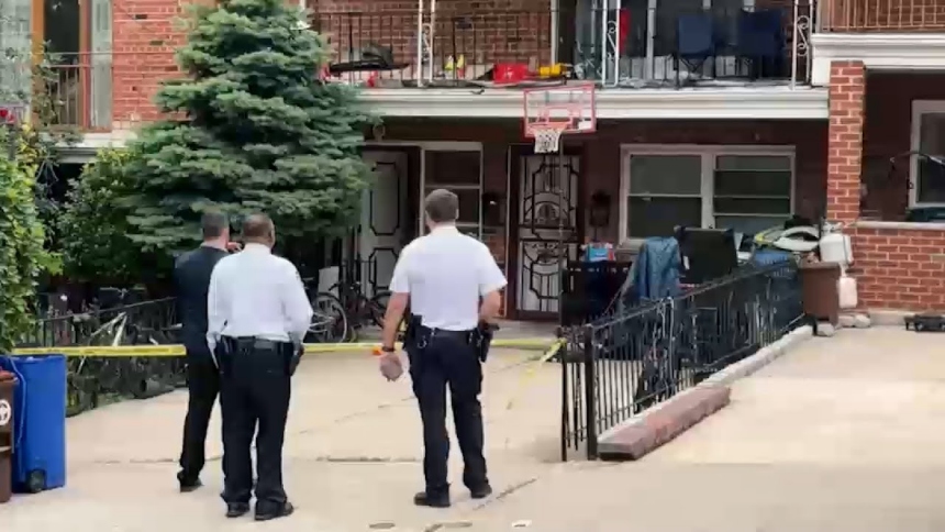 En un impactante suceso ocurrido en el vecindario de Maspeth, Queens (EEUU), un bebé de casi dos años cayó desde el balcón de su hogar en el segundo piso. 