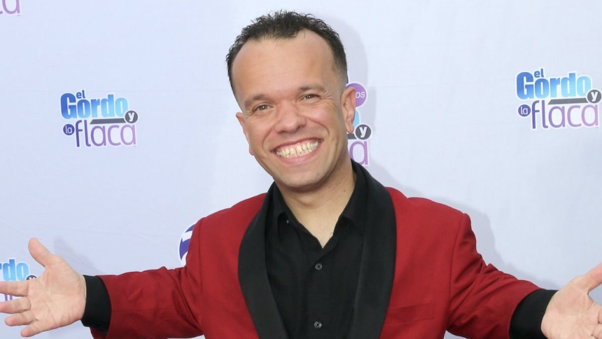 El reconocido productor y comediante Juan Espinosa, más conocido como “Carlitos el productor” del programa El Gordo y la Flaca, fue arrestado en Florida (EEUU) por presuntamente conducir bajo los efectos del alcohol a 190 km/h con sus hijos menores de edad a bordo.  