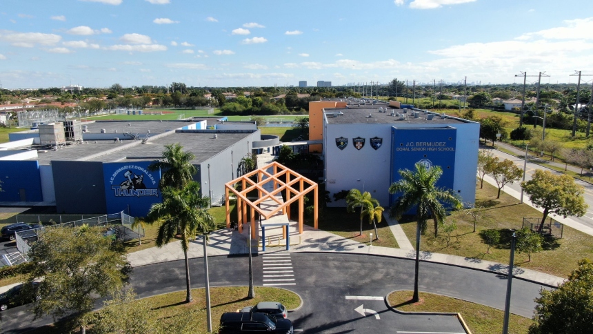 Un profesor de ciencias de la escuela secundaria JCBermudez Doral Senior High School, en Florida (EEUU) fue arrestado después de que presuntamente tuvo una relación sexual con una estudiante de 17 años.  