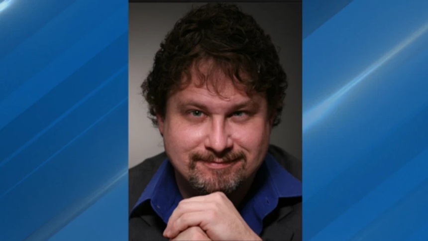 El cadáver de Matt Kelemen, un periodista independiente especializado en la industria del entretenimiento, fue hallado en un contenedor de basura en el centro de la ciudad de Las Vegas (EEUU).