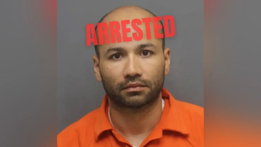 Un pastor de Sanford, Florida, resultó arrestado esta semana tras ser acusado de abusar sexualmente a dos niñas dentro de su iglesia.