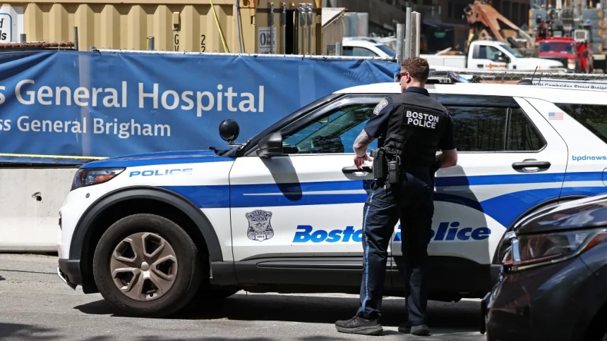 Un hombre en aparente crisis de salud mental logró arrebatarle el arma a un oficial de policía y se disparó en EEUU.