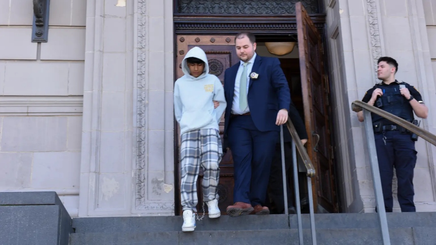 Un adolescente venezolano de 15 años fue arrestado en Nueva York (EEUU) tras ser presuntamente vinculado a la pandilla caras de bebé «Little Devils», una rama del Tren de Aragua.  