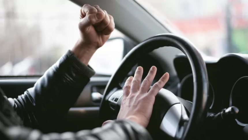 En un intento por aliviar la congestión en el Departamento de Vehículos Motorizados (DMV), Carolina del Norte está considerando una nueva legislación que permitiría a los conductores seguir manejando con una licencia vencida por hasta dos años.