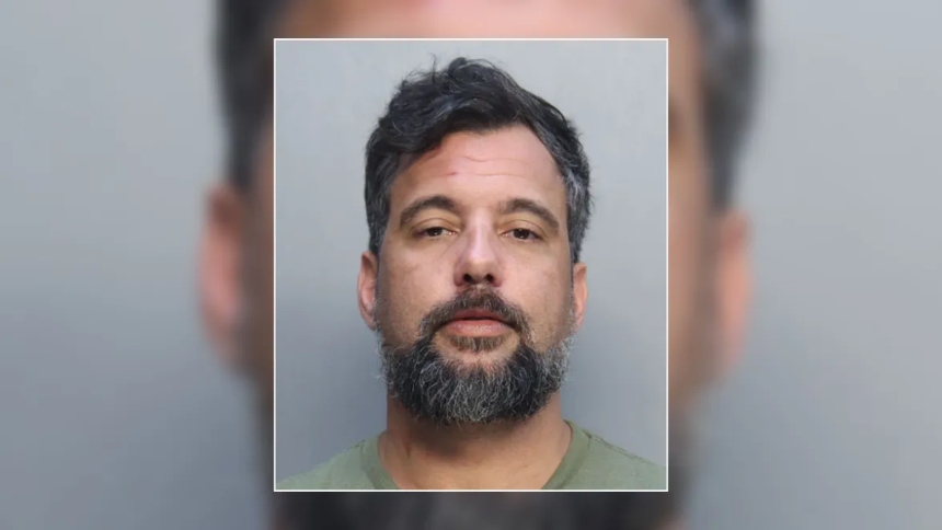 El condado de Miami-Dade (EEUU) ha sido escenario de un caso de abuso infantil que ha dejado a muchos en shock, luego de que se acusara a Zachary Pérez, de 42 años, el pasado sábado de someter a su hijastro de seis años a un trato cruel y degradante con un collar de perro.  