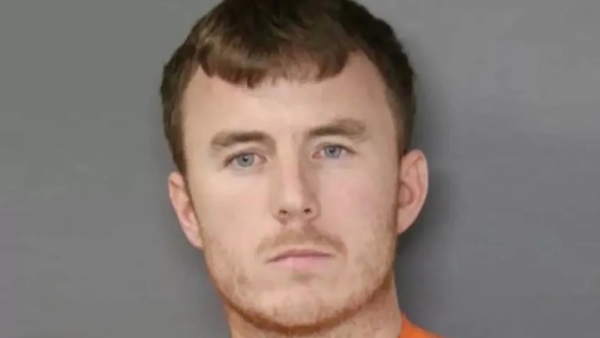 Ryan McCaffery, un profesor de Nueva York (EEUU) de 37 años, fue arrestado y comparecerá este jueves, 15 de mayo, tras ser acusado de hacerse pasar por un adolescente en Snapchat para solicitar material explícito a menores.  