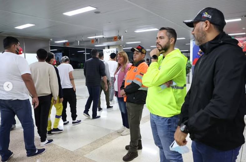 195 migrantes llegaron al país, proveniente de Honduras, la noche de este 16May. Fotos: Intagram @mijpvzla