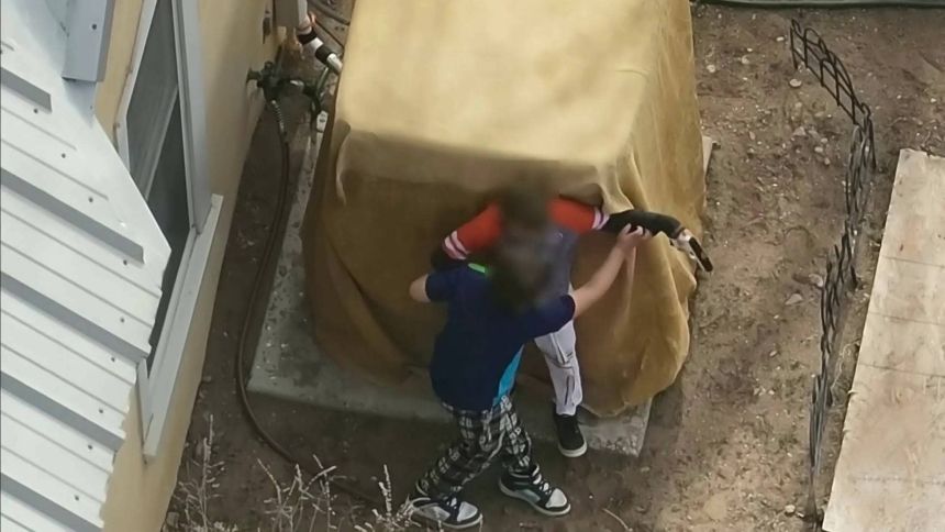 VIDEO: La decisión que debió tomar la policía para desarmar a dos niños menores de nueve años