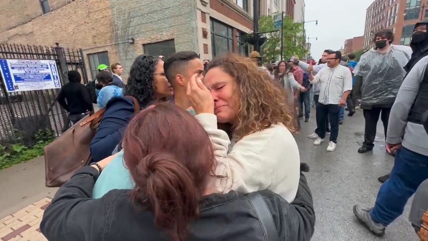 El operativo del Servicio de Inmigración y Control de Aduanas (ICE) en el vecindario South Loop de Chicago (EEUU) ha generado una ola de indignación y protestas, puesto que dejó al menos 20 migrantes detenidos.  