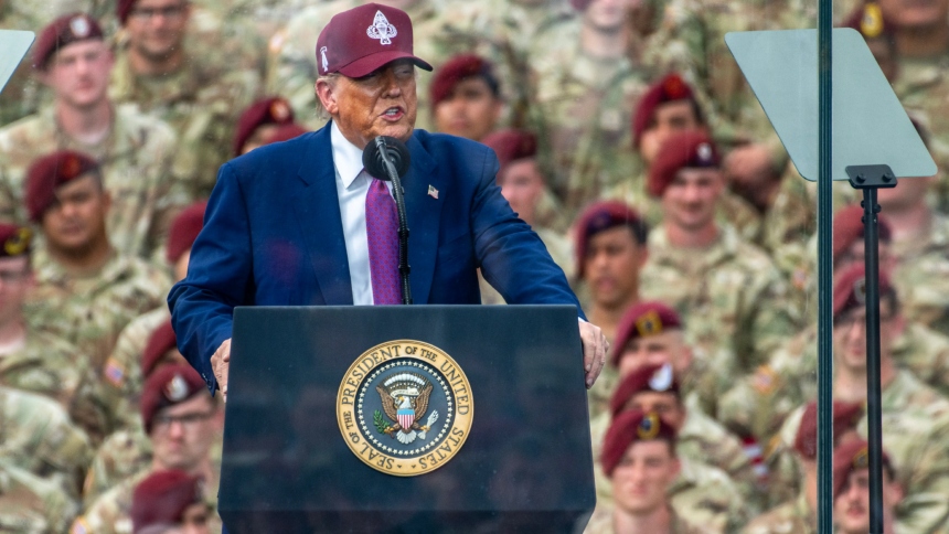 El presidente de EEUU, Donald Trump, advirtió que cualquier protesta contra su desfile militar en Washington será enfrentada con una “gran fuerza”.