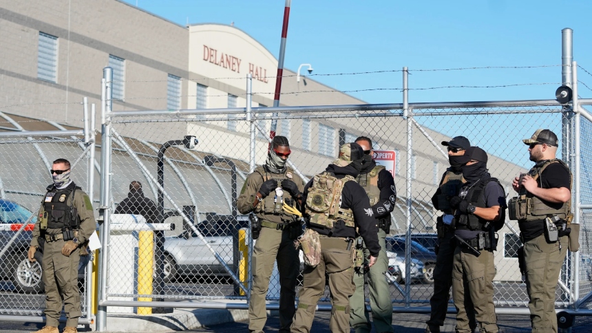Una noche de tensión y confusión sacudió el centro de detención Delaney Hall en Newark, Nueva Jersey (EEUU), cuando al menos cuatro migrantes se fugaron en medio de un motín provocado por el retraso en la entrega de alimentos.  