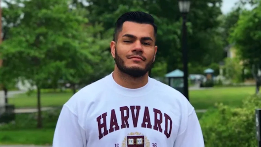 Francisco Hernández-Corona, un migrante indocumentado que logró graduarse en la Universidad de Harvard, tomó la difícil decisión de abandonar EEUU y regresar a México junto a su esposo, Irving Hernández-Corona, ciudadano estadounidense. 