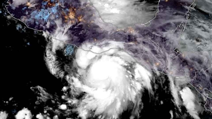 La tormenta tropical Erick se intensificó rápidamente durante las últimas horas de este miércoles, 18 de junio, hasta convertirse en huracán, según confirmó el Centro Nacional de Huracanes de Estados Unidos (NHC, por sus siglas en inglés) en su boletín oficial número 7.