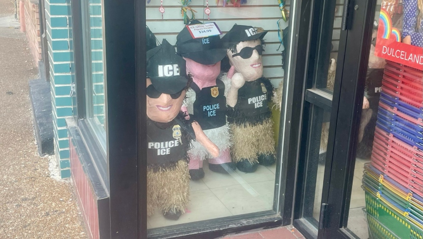 En el corazón del barrio de Little Village, en Chicago (EEUU), una tienda de dulces llamada Dulcelandia ha encendido una chispa de protesta festiva que ha recorrido las redes sociales como pólvora: piñatas con la figura de agentes del ICE (Servicio de Inmigración y Control de Aduanas) se han vuelto virales, acompañadas del irónico grito “¡Dale, dale, dale al ICE!”.  