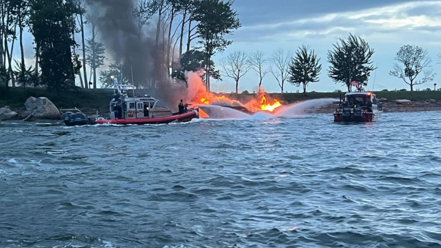 Un paseo en barco cerca de City Island, en el Bronx (EEUU), terminó en caos y desesperación cuando una embarcación con más de 20 personas a bordo se incendió en plena la noche. El capitán terminó arrestado.