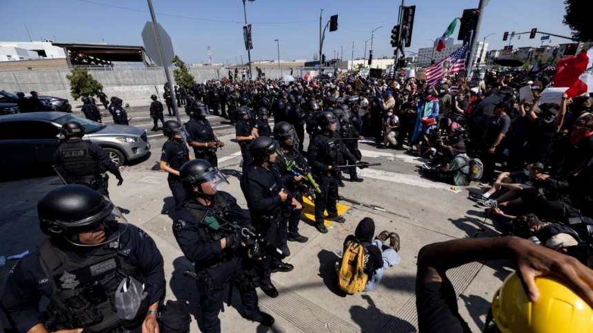 Las calles de Los Ángeles (EEUU) han sido escenario de intensas protestas tras las recientes redadas migratorias llevadas a cabo por el Servicio de Inmigración y Control de Aduanas (ICE, por sus siglas en inglés). En respuesta a la creciente tensión, el Departamento de Policía de Los Ángeles (LAPD, en inglés) ha declarado una "alerta táctica".  