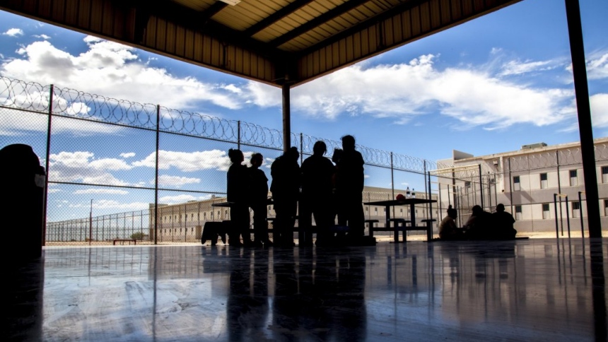 El presidente de EEUU, Donald Trump, firmó acuerdos millonarios para reabrir cárceles destinadas a albergar migrantes arrestados, en un esfuerzo por ampliar la capacidad de detención en medio de su política de deportaciones masivas.  