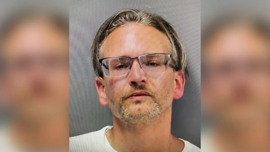 Después de más de 20 años de incertidumbre, las autoridades de New Hampshire (EEUU) arrestaron a Douglas Herlihy, de 39 años, por el asesinato de su padre, Paul Herlihy, ocurrido en agosto de 2003.  