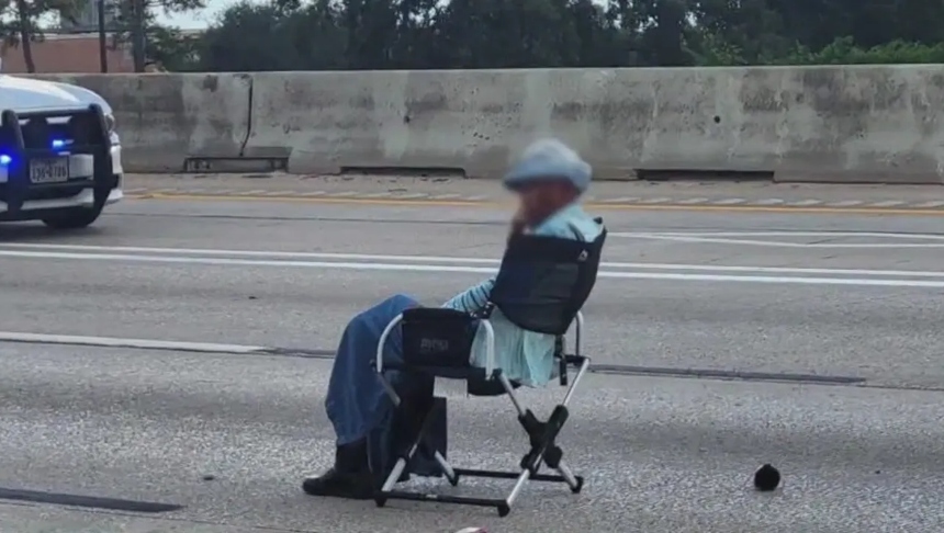  Una mujer de 64 años paralizó por completo la autopista Interestatal 45 al norte de Houston, en Texas (EEUU), al sentarse con un arma en mano.  