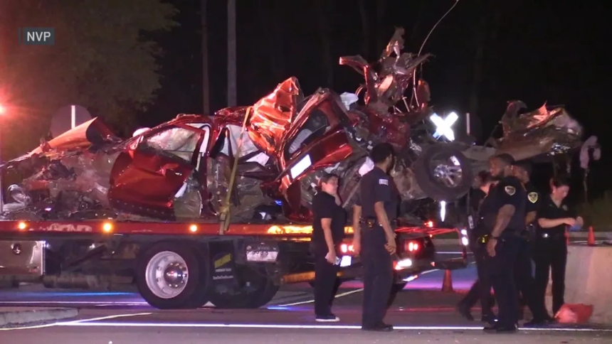 Una noche que debía ser como cualquier otra en Gary, en Indiana (EEUU), terminó en tragedia cuando un tren de la línea South Shore colisionó con un vehículo en la intersección de US 12 y 7th Street, cobrándose la vida de al menos cinco personas.   