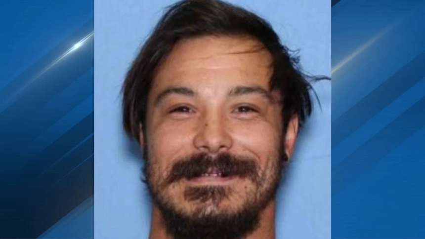 Las autoridades de Washington (EEUU) han intensificado la búsqueda de Travis Decker, un hombre de 32 años acusado de asesinar a sus tres hijas pequeñas.  