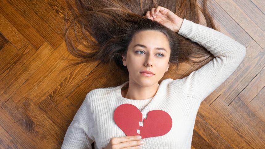 ¿Reposo por un corazón roto? Este país estudia una legislación para dar unos días libres tras una ruptura amorosa