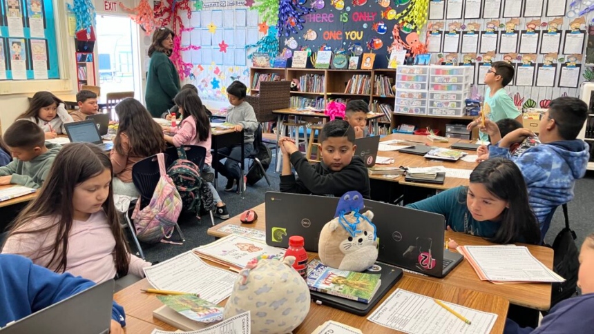 La educación en EEUU está experimentando una transformación sin precedentes con la integración de la inteligencia artificial (IA) en las aulas.  