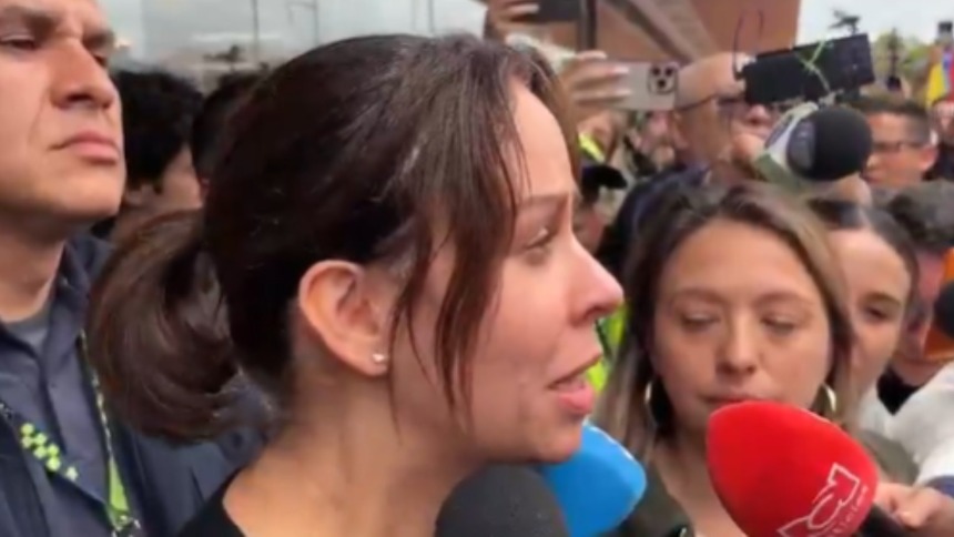 EN VIDEO: Las emotivas palabras de la esposa de Miguel Uribe en las afueras de la clínica donde lucha por su vida