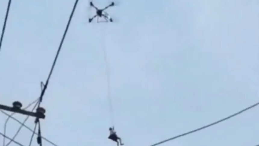 EN VIDEO: Dron rescató a un hombre que quedó atrapado en el techo de su casa durante intensas inundaciones en China