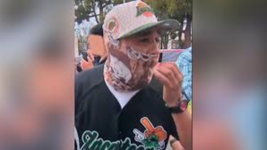 El FBI ofreció una recompensa de hasta 50.000 dólares por información que conduzca a la captura de un manifestante acusado de agredir a un agente federal durante las protestas contra las redadas del Servicio de Control de Inmigración y Aduanas (ICE, por sus siglas en inglés) en Los Ángeles (EEUU).  