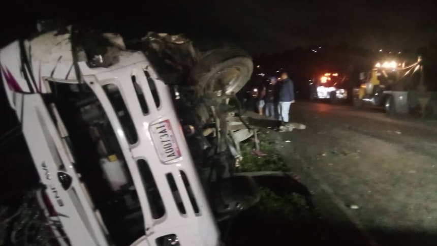 Dos fallecidos y más de 20 heridos dejó volcamiento de autobús en la Autopista Regional del Centro este 21Jun