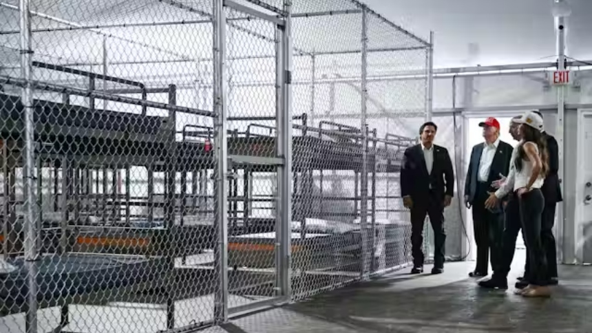 La administración del presidente de EEUU, Donald Trump, enfrenta una demanda por limitar el acceso a asesoría legal de migrantes detenidos en el centro Alligator Alcatraz, ubicado en los Everglades de Florida. 