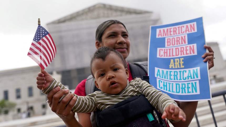 El juez federal Joseph Laplante bloqueó temporalmente la orden ejecutiva del presidente de EEUU, Donald Trump, que busca eliminar la ciudadanía por nacimiento para hijos de migrantes indocumentados. 