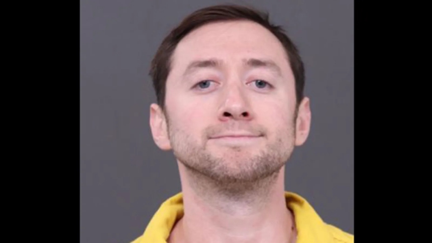 Un crimen que parece sacado de una película de horror sacudió a la tranquila comunidad de Levittown, en Pensilvania (EEUU), cuando Justin D. Mohn, de 33 años, será juzgado esta semana por el brutal asesinato y decapitación de su padre, Michael F. Mohn, un veterano empleado federal. 