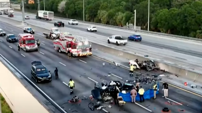 Una madrugada teñida de tragedia sacudió la autopista Turnpike en Broward, en Florida (EEUU), cuando un choque frontal entre dos vehículos —uno de ellos circulando en sentido contrario— dejó dos personas muertas y una herida de gravedad.  