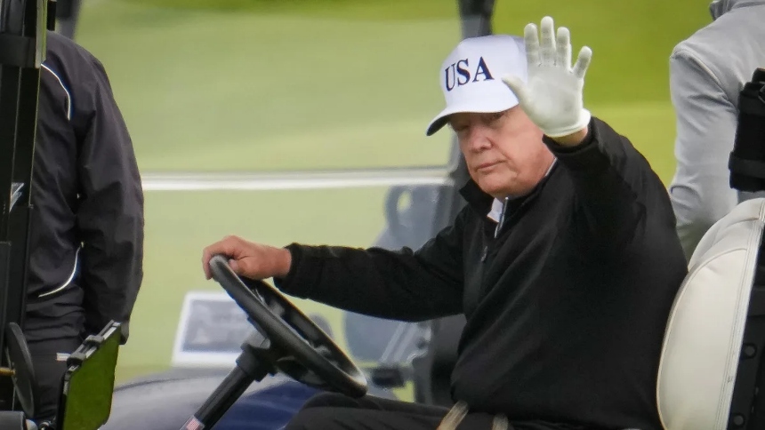 El presidente de EEUU, Donald Trump, aterrizó en Escocia para disfrutar el pasado fin de semana de una buena jornada golf en el lujoso complejo Turnberry. Pero lo que más llamó la atención no fue su swing, sino el imponente dispositivo de seguridad que lo acompañó: escoltas armados, francotiradores estratégicamente ubicados y un buggy o carrito (pequeño) blindado apodado 'Golf Force One'.  