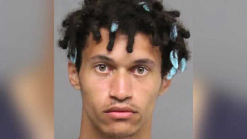 Un joven, de 23 años, identificado como Gavin Thompson, fue arrestado tras protagonizar una persecución policial en Nebraska (EEUU) mientras conducía un carro robado que contenía el cadáver de una mujer desaparecida.