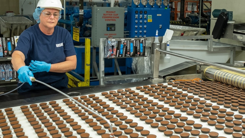 La icónica empresa estadounidense The Hershey Company encendió las alarmas entre los amantes de estos chocolates al anunciar un inminente aumento en los precios de sus productos.  