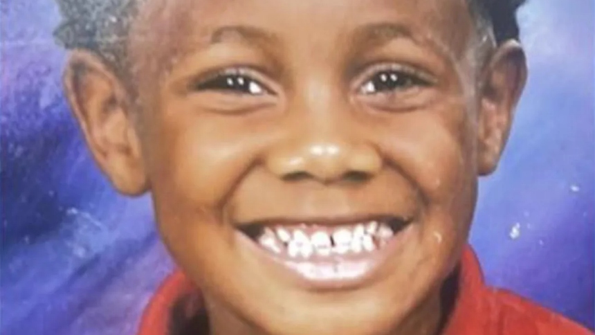 En una tranquila calle residencial de Milwaukee, la noche del 11 de julio se convirtió en una pesadilla para la familia White. Jamal, un niño de siete años, fue secuestrado a punta de pistola mientras montaba su bicicleta, justo frente a su padre. Pero fue la reacción de este último ante lo sucedido a su hijo, lo que más generó de qué hablar en las redes sociales.  