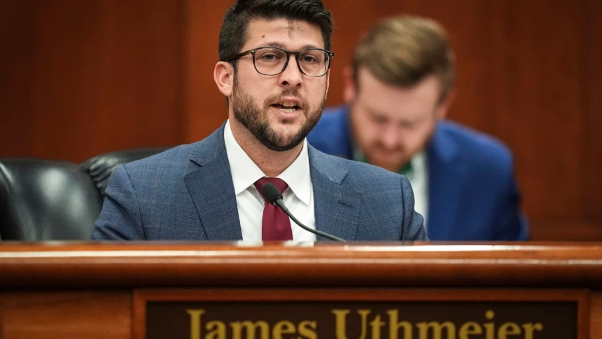 El fiscal general de Florida, James Uthmeier, ha generado controversia al instar públicamente a los ciudadanos a reportar a sus exparejas si se encuentran de manera irregular en EEUU.  