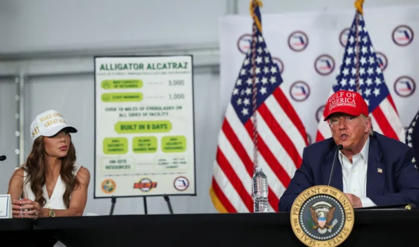 La secretaria de Seguridad Nacional de EEUU, Kristi Noem, reveló este martes un incidente que ha estremecido al país: un migrante, esposado durante un vuelo de deportación, habría intentado "comerse a sí mismo".  