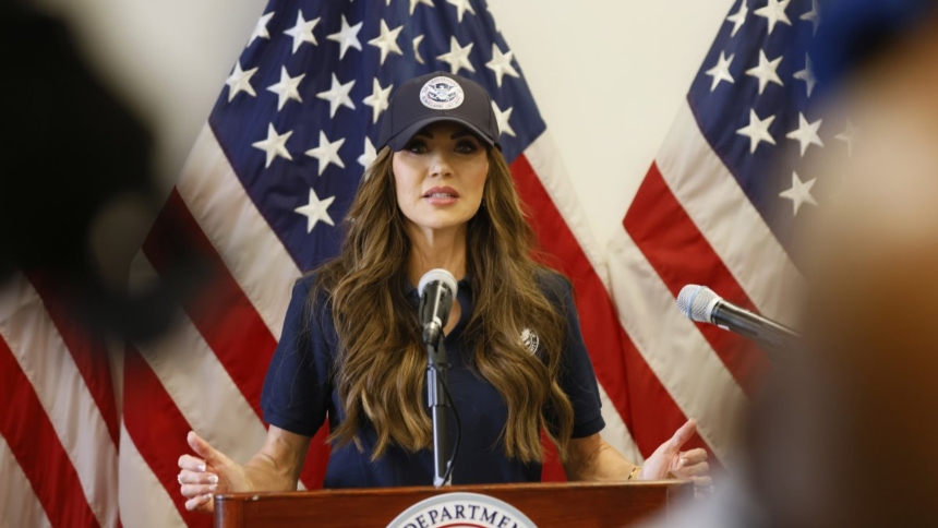 La secretaria de Seguridad Nacional de EEUU, Kristi Noem, expresó su intención de despedir a trabajadores del Departamento de Seguridad Nacional (DHS, por sus siglas en inglés) que, según ella, “no apoyan lo que estamos haciendo”.  