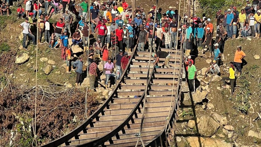 VIDEO: Así es el puente colgante que fabricaron habitantes de Lara y Portuguesa para cruzar un río y conectar ambos estados