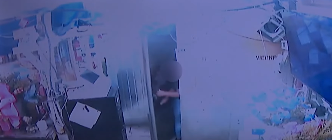 En el corazón del Distrito de las Flores de Los Ángeles (EEUU), un operativo del Servicio de Inmigración y Control de Aduanas (ICE, por sus siglas en inglés) desató el caos y el pánico entre comerciantes y trabajadores.  