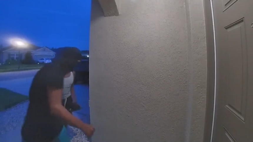 En un nuevo episodio que evidencia los peligros de las tendencias virales, dos adolescentes de 15 y 13 años fueron arrestados en Florida (EEUU) tras participar en el llamado “door kicking challenge”.