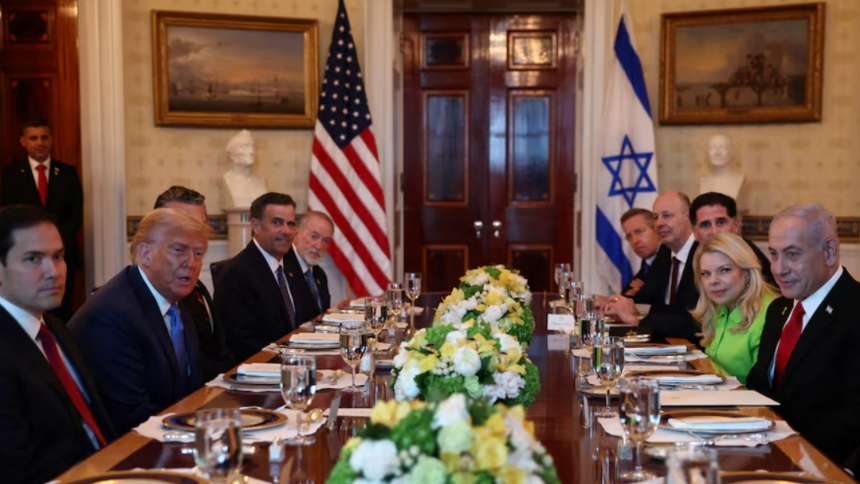 El presidente de EEUU, Donald Trump, recibió este lunes, 7 de julio, en la Casa Blanca al primer ministro israelí, Benjamin Netanyahu, y manifestó que confía que el movimiento terrorista palestino Hamas está dispuesto a acordar una tregua con Israel.   