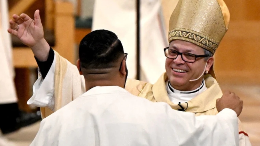 En una decisión que afecta a la gran comunidad católica en California (EEUU), el obispo Alberto Rojas de la Diócesis de San Bernardino eximió formalmente a sus feligreses de la obligación de asistir a misa dominical.  