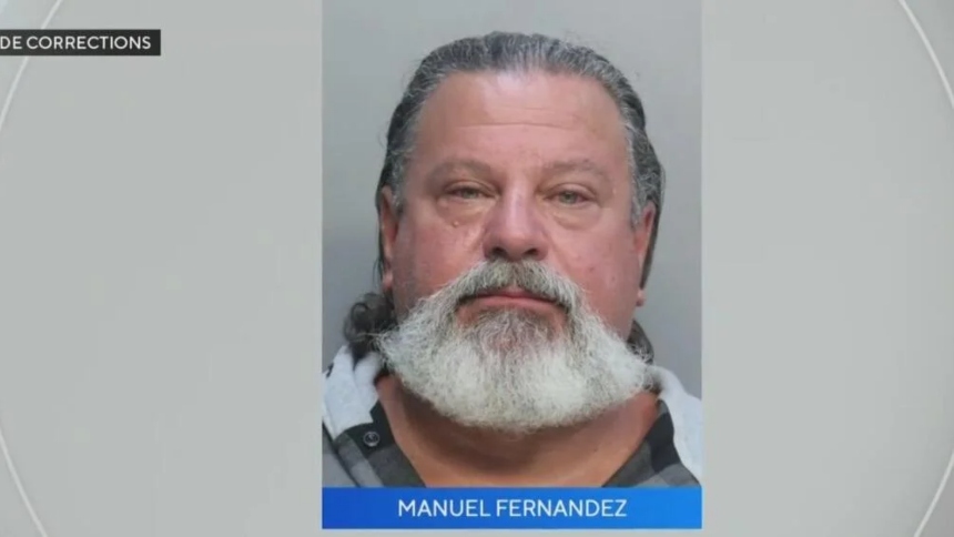 Manuel Fernández, exteniente del Cuerpo de Bomberos de Miami-Dade (EEUU), fue arrestado tras descubrirse que instaló cámaras ocultas en baños de dos estaciones, grabando en secreto a sus compañeros de trabajo. 